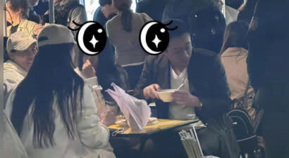 汪小菲带儿女吃路边摊！阿姨司机同坐一桌好热闹，玥儿很黏马筱梅