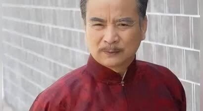 一婚娶湖南美女主持，二婚娶小11岁深圳富婆，67岁一年仍演5部戏