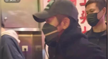 60岁郭富城深夜外出用餐，保镖护驾气场十足，坐包间吃龙虾太满足