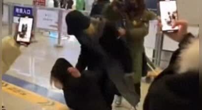 男艺人被曝高铁站殴打女粉丝，拽头发将其拖倒在地，经纪公司回应