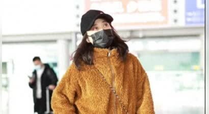 梅婷又不走寻常路，穿泰迪熊外套配运动裤走机场，还好气质撑得住