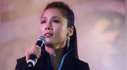 59岁田震近况曝光，戴假发化清纯妆，优雅现身和之前简直判若两人