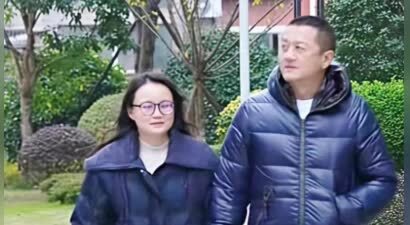 谁懂！李亚鹏牵朱春燕的手在小区散步，这满屏的幸福感藏都藏不住