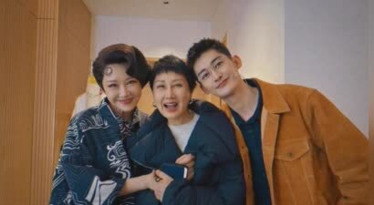 许晴56岁生日照引热议，身材饱满状态佳，说是36岁我都信！