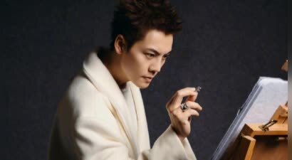 陈伟霆半跪在地上直播，身边助播提出帮拿凳子，他直接拒绝：不用，我就喜欢跪着，对着客户我跪下来也是应该的