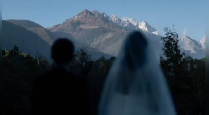 霍启仁婚礼现场照曝光！与妻子并肩同行，满屏都是浪漫气息