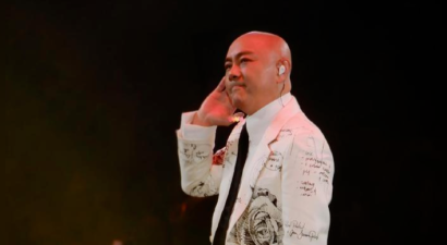 60岁张卫健红馆亮老年卡蹦迪！掏老年卡喊不得无礼，与妻子牵手撒糖