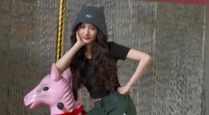 杨幂骑粉色小马超童趣！温柔笑容元气拉满