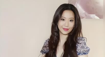 汪圆圆给外婆祝寿！桌上洒满钞票，仨孙女都是大鼻头，一脸富贵相