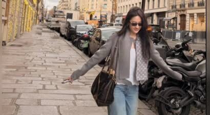 刘亦菲素颜出游状态好 穿搭松弛又随性