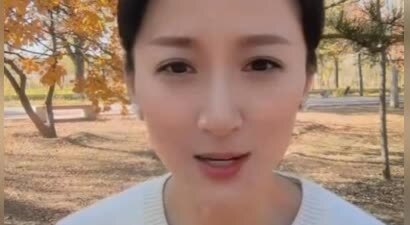 刘佳佳被传去世多年后露面，首晒母子合照，儿子五官像妈妈很帅气