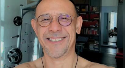 63岁姜文半裸秀肌肉 性张力拉满 书房都放健身器材 书柜全是获奖证书