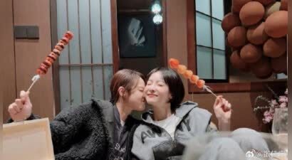 曝张佳宁宋茜新年后首次聚餐！互送新年礼物好甜腻，桌上一包香烟却抢镜