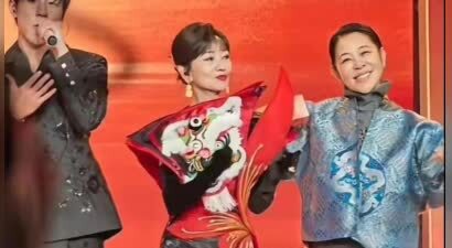 倪萍担心的事发生了！66岁主持摇头晃脑，网友：没有以前的端庄了