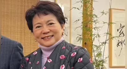 影星洪学敏近况曝光，自然老去气质依旧，67岁未婚未育居住香港