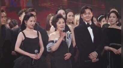 78岁汪明荃穿抹胸裙走红毯，被批不得体，网友：看看70岁米雪怎么穿的