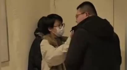 演员文淇被陌生男子逼到角落，该男子疑似求合影不成破口大骂