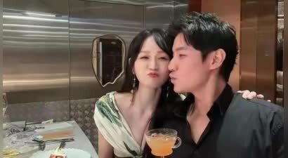 陈乔恩全家聚餐，Alan蹲地给岳父母拍照，这才是“好女婿天花板”