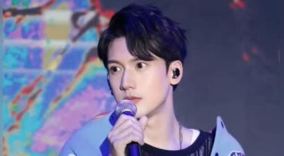 香港知名男星和同性密友出游，对方家庭背景显赫，恋情传足五年