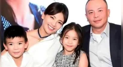 刘涛一家烤肉店温馨聚餐，18岁女儿身材引热议，47岁妈妈自带红酒气质佳