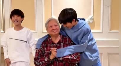 洪天明晒视频为父亲庆生：洪金宝面色红润状态佳，爷孙跳舞很开心