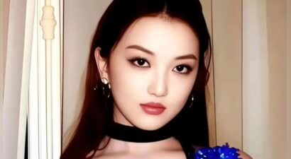 王菲19岁女儿李嫣疑似恋爱？与1米8大帅哥机场同行，高冷气质秒变很温柔