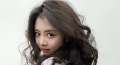 谭松韵卷发随拍释出 对镜比耶wink俏皮满分