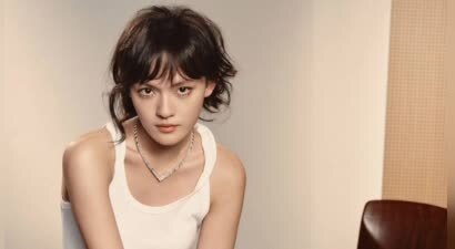 文淇参加电影首映礼遭陌生男子骚扰 被对方逼到角落