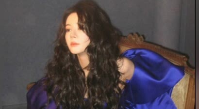 迪丽热巴港风造型释出 宝蓝长裙配卷发明艳动人