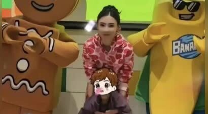 张柏芝带小儿子去迪士尼玩，穿搭时尚，感叹小朋友长大了抱不动了