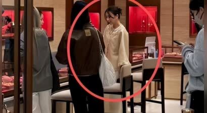 方媛上海购物被偶遇！身形肥硕，溜肩驼背无名媛气质，引网友吐槽