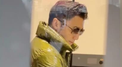 45岁谢霆锋在商场被偶遇，他穿着棕黄色羽绒服好亮眼，看着像30岁