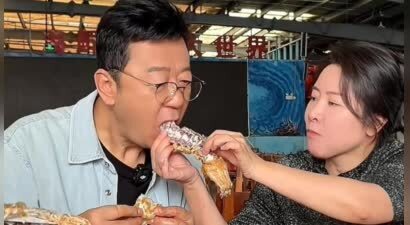 郭涛夫妇三亚逛农贸市场，小17岁老婆花钱节俭，郭涛请吃海鲜很疼她