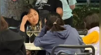 罗海琼和华谊总裁老公澳洲度假，51岁穿搭太老气，俩女儿罕见出镜