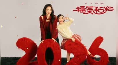 董璇带女儿拍新年照，连换3套服装美翻了！小酒窝颜值不输妈妈