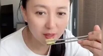 闫学晶最新回应，却被网友要求“封杀”，赵本山的话“一针见血”