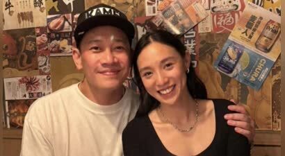 63岁何超琼陪干女儿吃生日饭，素颜现身优雅大方，无儿无女仍开心