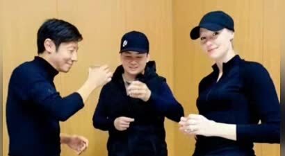 撒贝宁带妻子李白与好朋友聚餐，李白又高又白又美，真的靓丽多彩