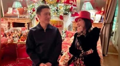 63岁梁朝伟和老婆刘嘉玲在香港家里庆祝元旦，家里布置得红红火火