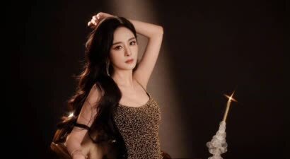 杨幂穿黑金碎钻开衩裙魅力无限 秀白皙美腿身材性感