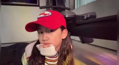 孙莉晒仨孩子日常，大女儿多多好漂亮，8岁儿子拉大提琴模样好帅