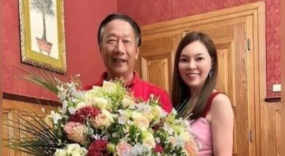 75岁郭台铭同框51岁娇妻！搂人动作费劲，曾馨莹黏人模样好恩爱