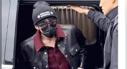 司晓迪风波后檀健次首现身！潮男穿搭尽显帅气，脚上穿红袜子抢镜