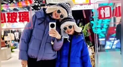 张梓琳哈尔滨度假，否认怀三胎，10岁女儿穿着她衣服，母女像姐妹