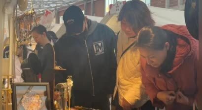 汪峰带10岁女儿北京逛集市！给森林北买耳环情侣装，醒醒离得很远