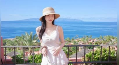 景甜晒海边白色吊带裙美照 气质清新靓丽超养眼