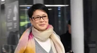 她放弃了260亿遗产，如今62岁素颜露面，网友却说：她终于活明白了