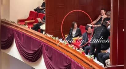 59岁宋祖英近照曝光，保养很好像40岁，坐包厢看戏，给好闺蜜捧场