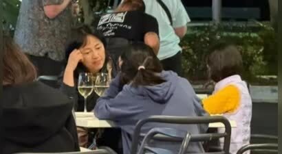 罗海琼和华谊总裁老公澳洲度假，51岁穿搭太老气，俩女儿罕见出镜