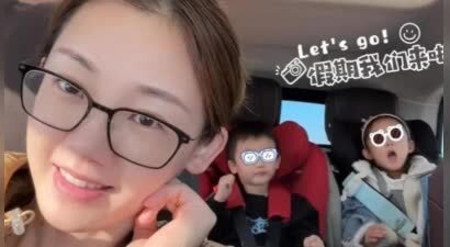 苗苗元旦带儿女探班郑恺！新加坡吃日料游泳，孩子自己洗澡很独立